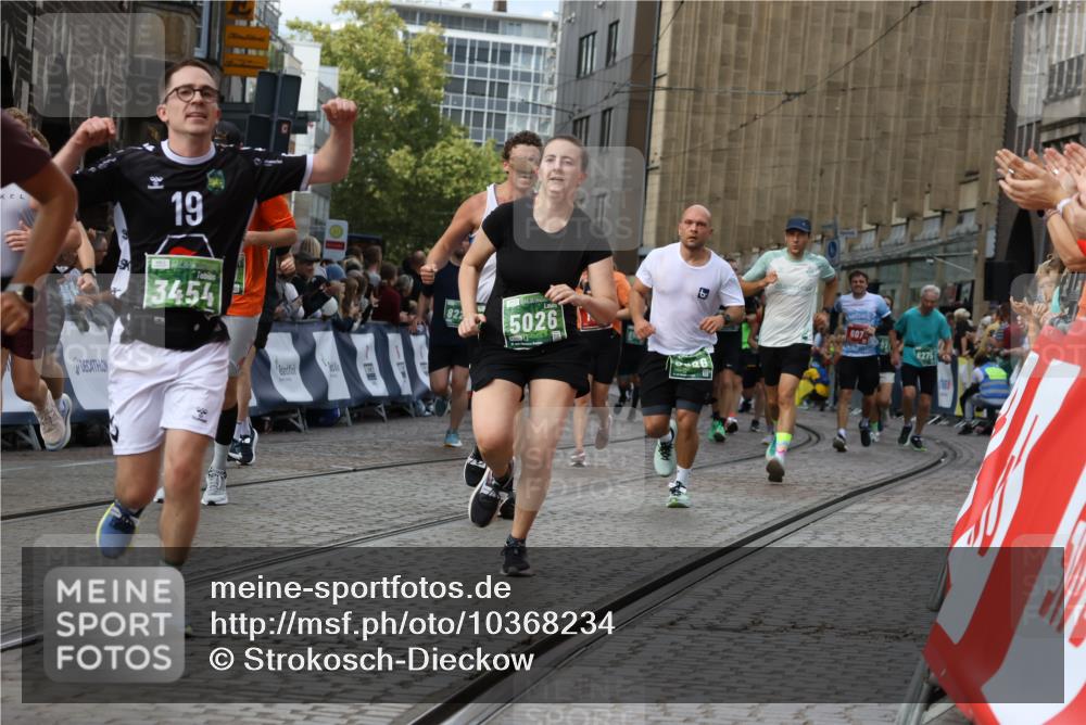 13.09.2026 - 21. swb-Marathon Bremen Strokosch-Dieckow http://msf.ph/oto/10368234 13.09.2026 13:35:55 Ziel 156, 532, 607, 2041, 2090, 2318, 2356, 3055, 3087, 3226, 3621, 3704, 3780, 4326, 5308, 5467, 5468, 5586, 5661, 6418, 6465, 6466, 6644, 6649, 7285, 7597, 7675, 7700, 8816, 9784, 9845, 9862, 9887, 9892, 13213, 563, 1072, 1867, 2931, 3026, 3224, 3291, 3454, 3489, 4016, 5259, 5276, 5816, 6874, 6982, 7043, 7256, 7804, 8227, 8275, 8488, 9076, 9226, 9243, 9497, 13179 meine-sportfotos.de