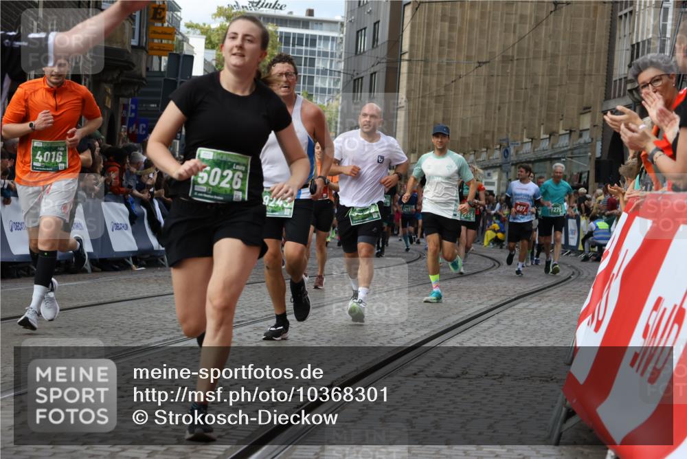 13.09.2026 - 21. swb-Marathon Bremen Strokosch-Dieckow http://msf.ph/oto/10368301 13.09.2026 13:35:56 Ziel 156, 532, 607, 2041, 2090, 2318, 2356, 3055, 3087, 3226, 3621, 3704, 3780, 4326, 5308, 5467, 5468, 5584, 5586, 5661, 6418, 6465, 6466, 6644, 6649, 7285, 7597, 7675, 7700, 8816, 9784, 9845, 9862, 9887, 9892, 13121, 13213, 563, 1072, 1867, 2339, 2931, 3026, 3224, 3291, 3489, 4016, 5259, 5276, 6874, 6982, 7043, 7256, 8227, 8275, 8488, 9076, 9226, 9243, 9497, 9564, 13179, 13238 meine-sportfotos.de