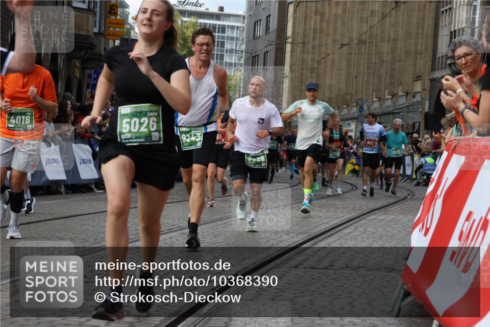13.09.2026 - 21. swb-Marathon Bremen Strokosch-Dieckow http://msf.ph/oto/10368390 13.09.2026 13:35:56 Ziel 156, 532, 607, 2041, 2090, 2318, 2356, 3055, 3087, 3226, 3621, 3704, 3780, 4326, 5308, 5467, 5468, 5584, 5586, 5661, 6418, 6465, 6466, 6644, 6649, 7285, 7597, 7675, 7700, 8816, 9784, 9845, 9862, 9887, 9892, 13121, 13213, 563, 1072, 1867, 2339, 2931, 3026, 3224, 3291, 3489, 4016, 5259, 5276, 6874, 6982, 7043, 7256, 8227, 8275, 8488, 9076, 9226, 9243, 9497, 9564, 13179, 13238 meine-sportfotos.de