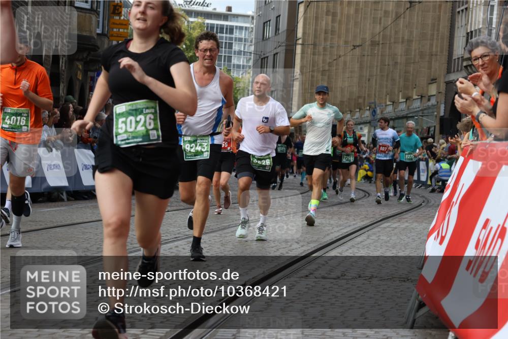 13.09.2026 - 21. swb-Marathon Bremen Strokosch-Dieckow http://msf.ph/oto/10368421 13.09.2026 13:35:56 Ziel 156, 532, 607, 2041, 2090, 2318, 2356, 3055, 3087, 3226, 3621, 3704, 3780, 4326, 5308, 5467, 5468, 5584, 5586, 5661, 6418, 6465, 6466, 6644, 6649, 7285, 7597, 7675, 7700, 8816, 9784, 9845, 9862, 9887, 9892, 13121, 13213, 563, 1072, 1867, 2339, 2931, 3026, 3224, 3291, 3489, 4016, 5259, 5276, 6874, 6982, 7043, 7256, 8227, 8275, 8488, 9076, 9226, 9243, 9497, 9564, 13179, 13238 meine-sportfotos.de