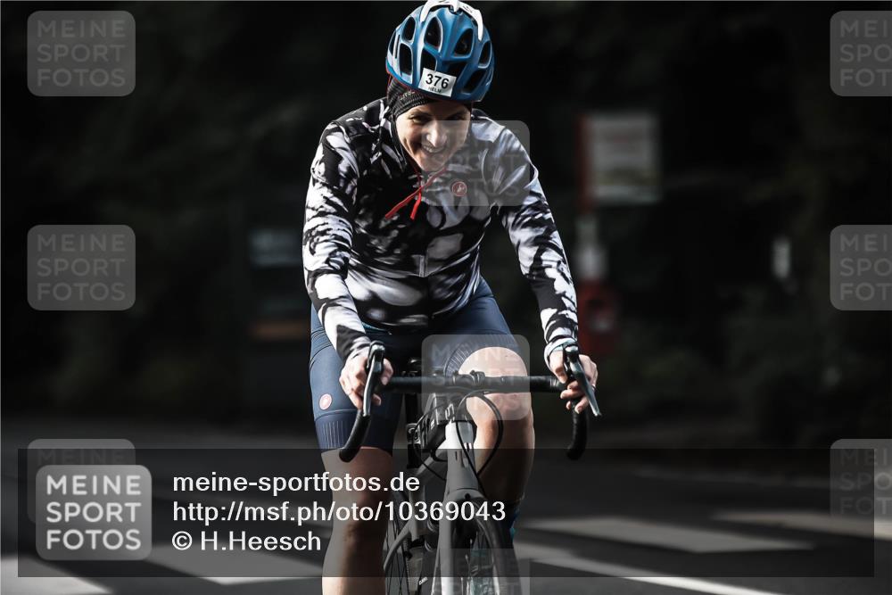 13.09.2026 - Stadtparktriathlon H.Heesch http://msf.ph/oto/10369043 13.09.2026 10:47:15 Radfahren 376, 472, 557 meine-sportfotos.de