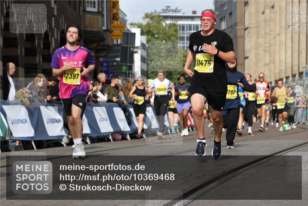 13.09.2026 - 21. swb-Marathon Bremen Strokosch-Dieckow http://msf.ph/oto/10369468 13.09.2026 11:00:55 Ziel 10263, 10272, 10275, 10306, 10369, 11126, 11162, 11180, 11343, 11475, 11556, 11687, 11708, 11769, 11838, 11959, 12018, 12430, 10093, 10428, 10639, 10753, 10964, 10965, 11049, 11116, 11428, 11540, 11681, 11682, 11728, 11850, 12085, 12116, 12241 meine-sportfotos.de
