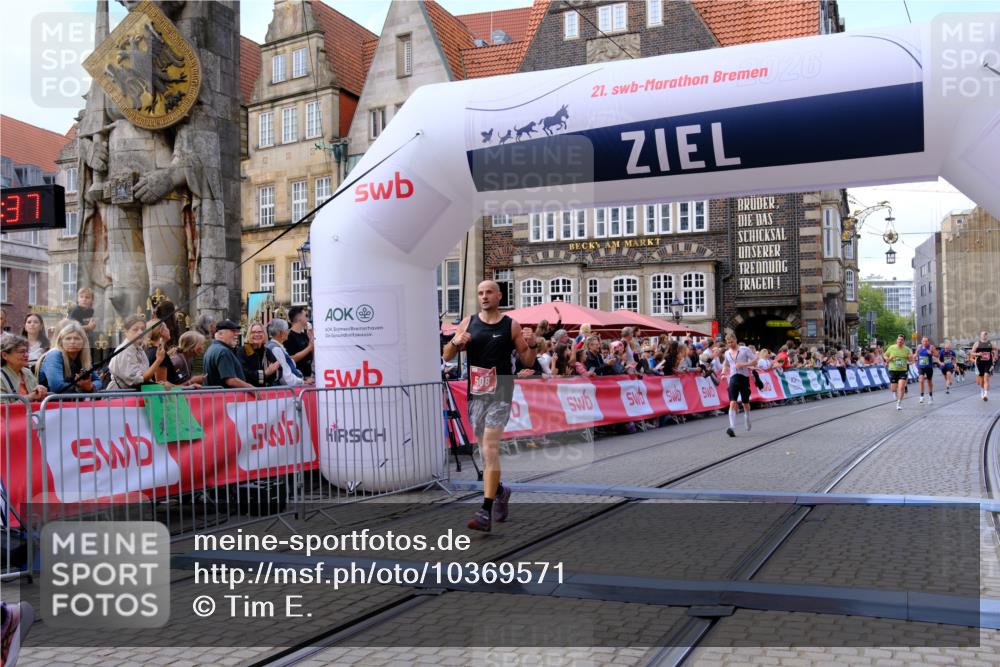 13.09.2026 - 21. swb-Marathon Bremen Tim E. http://msf.ph/oto/10369571 13.09.2026 13:07:26 Ziel 1540, 1863, 3794, 3973, 4808, 6053, 7636, 7876, 8980, 9708, 9927 meine-sportfotos.de