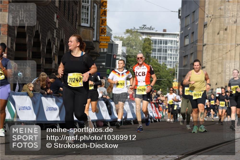 13.09.2026 - 21. swb-Marathon Bremen Strokosch-Dieckow http://msf.ph/oto/10369912 13.09.2026 11:01:01 Ziel 10263, 10272, 10275, 10306, 10369, 10857, 11055, 11162, 11180, 11343, 11475, 11556, 11687, 11708, 11769, 11797, 11804, 11819, 11838, 11959, 12006, 12397, 12430, 10639, 10892, 10964, 10965, 11049, 11116, 11260, 11306, 11428, 11681, 11682, 11751, 11813, 11816, 11850, 12241, 12245, 12283, 12390, 12391 meine-sportfotos.de