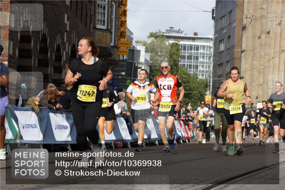 13.09.2026 - 21. swb-Marathon Bremen Strokosch-Dieckow http://msf.ph/oto/10369938 13.09.2026 11:01:01 Ziel 10263, 10272, 10275, 10306, 10369, 10857, 11055, 11162, 11180, 11343, 11475, 11556, 11687, 11708, 11769, 11797, 11804, 11819, 11838, 11959, 12006, 12397, 12430, 10639, 10892, 10964, 10965, 11049, 11116, 11260, 11306, 11428, 11681, 11682, 11751, 11813, 11816, 11850, 12241, 12245, 12283, 12390, 12391 meine-sportfotos.de