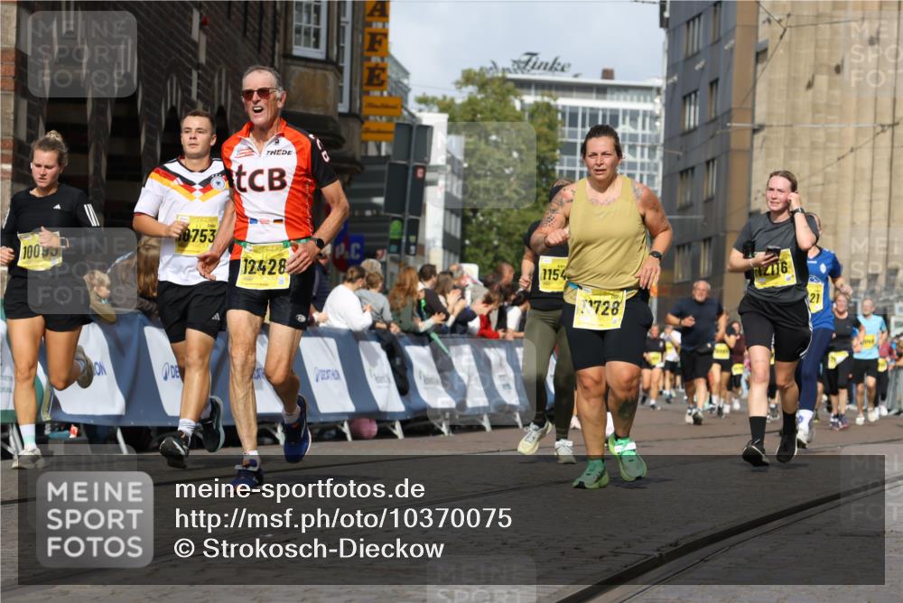 13.09.2026 - 21. swb-Marathon Bremen Strokosch-Dieckow http://msf.ph/oto/10370075 13.09.2026 11:01:04 Ziel 10263, 10272, 10275, 10306, 10367, 10368, 10857, 11055, 11162, 11180, 11247, 11343, 11475, 11556, 11687, 11708, 11797, 11804, 11819, 11838, 11959, 12006, 12397, 12430, 10892, 10964, 10965, 11049, 11116, 11260, 11306, 11428, 11681, 11682, 11751, 11813, 11816, 12241, 12245, 12283, 12390, 12391 meine-sportfotos.de