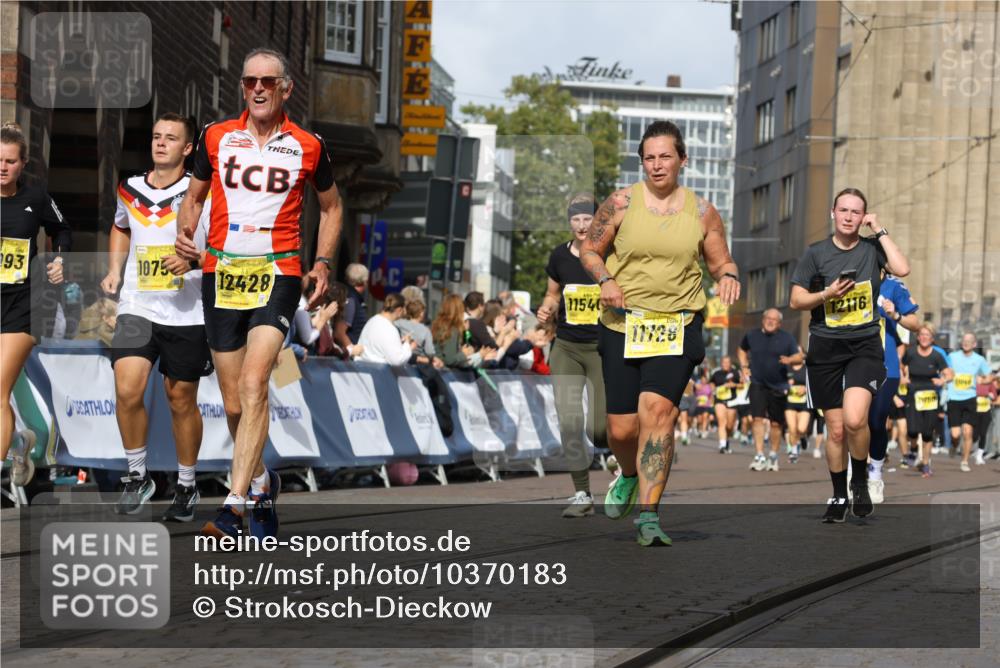13.09.2026 - 21. swb-Marathon Bremen Strokosch-Dieckow http://msf.ph/oto/10370183 13.09.2026 11:01:04 Ziel 10263, 10272, 10275, 10306, 10367, 10368, 10857, 11055, 11162, 11180, 11247, 11343, 11475, 11556, 11687, 11708, 11797, 11804, 11819, 11838, 11959, 12006, 12397, 12430, 10892, 10964, 10965, 11049, 11116, 11260, 11306, 11428, 11681, 11682, 11751, 11813, 11816, 12241, 12245, 12283, 12390, 12391 meine-sportfotos.de