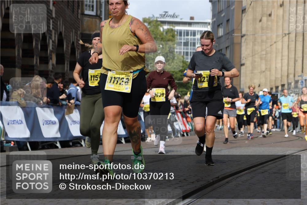 13.09.2026 - 21. swb-Marathon Bremen Strokosch-Dieckow http://msf.ph/oto/10370213 13.09.2026 11:01:06 Ziel 10263, 10272, 10275, 10306, 10367, 10368, 10857, 11055, 11162, 11180, 11247, 11343, 11359, 11475, 11556, 11687, 11708, 11797, 11804, 11819, 11838, 11959, 12006, 12397, 12428, 12430, 10892, 10964, 10965, 11260, 11306, 11428, 11681, 11682, 11751, 11813, 11816, 12241, 12245, 12283, 12390, 12391 meine-sportfotos.de