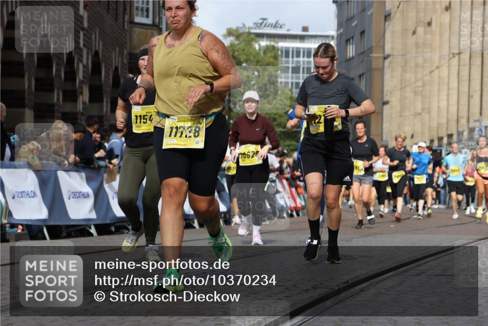 13.09.2026 - 21. swb-Marathon Bremen Strokosch-Dieckow http://msf.ph/oto/10370234 13.09.2026 11:01:06 Ziel 10263, 10272, 10275, 10306, 10367, 10368, 10857, 11055, 11162, 11180, 11247, 11343, 11359, 11475, 11556, 11687, 11708, 11797, 11804, 11819, 11838, 11959, 12006, 12397, 12428, 12430, 10892, 10964, 10965, 11260, 11306, 11428, 11681, 11682, 11751, 11813, 11816, 12241, 12245, 12283, 12390, 12391 meine-sportfotos.de