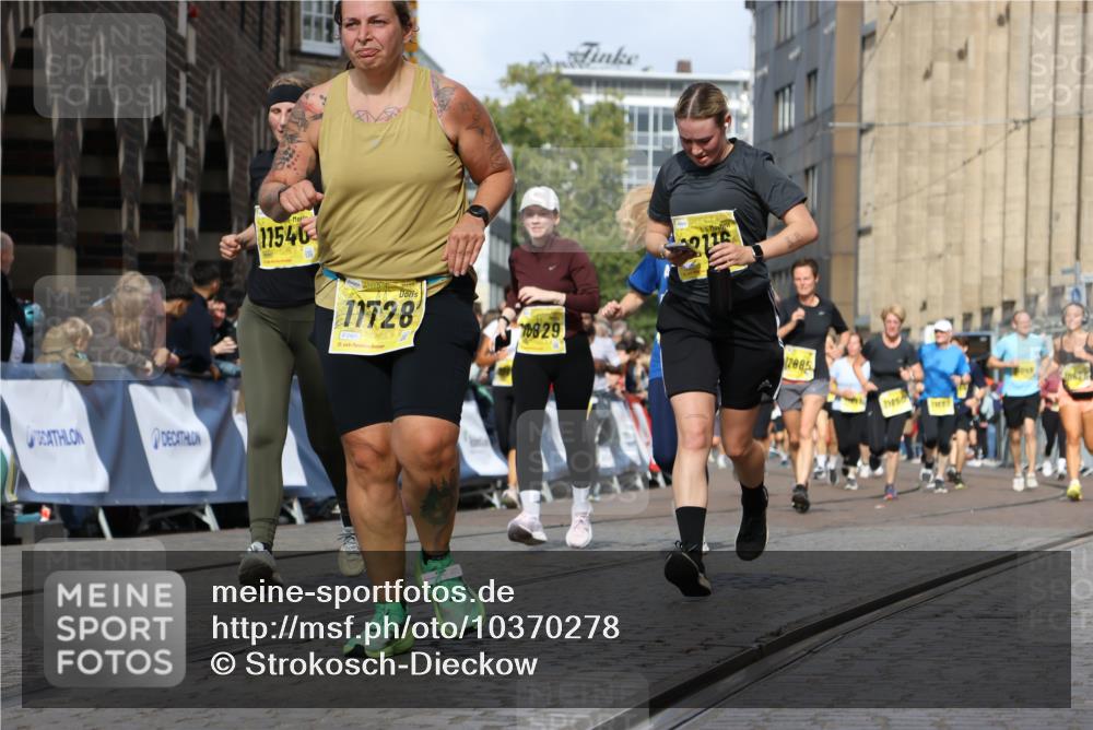 13.09.2026 - 21. swb-Marathon Bremen Strokosch-Dieckow http://msf.ph/oto/10370278 13.09.2026 11:01:06 Ziel 10263, 10272, 10275, 10306, 10367, 10368, 10857, 11055, 11162, 11180, 11247, 11343, 11359, 11475, 11556, 11687, 11708, 11797, 11804, 11819, 11838, 11959, 12006, 12397, 12428, 12430, 10892, 10964, 10965, 11260, 11306, 11428, 11681, 11682, 11751, 11813, 11816, 12241, 12245, 12283, 12390, 12391 meine-sportfotos.de