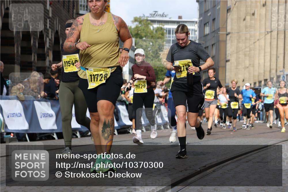 13.09.2026 - 21. swb-Marathon Bremen Strokosch-Dieckow http://msf.ph/oto/10370300 13.09.2026 11:01:06 Ziel 10263, 10272, 10275, 10306, 10367, 10368, 10857, 11055, 11162, 11180, 11247, 11343, 11359, 11475, 11556, 11687, 11708, 11797, 11804, 11819, 11838, 11959, 12006, 12397, 12428, 12430, 10892, 10964, 10965, 11260, 11306, 11428, 11681, 11682, 11751, 11813, 11816, 12241, 12245, 12283, 12390, 12391 meine-sportfotos.de