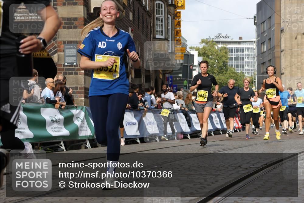 13.09.2026 - 21. swb-Marathon Bremen Strokosch-Dieckow http://msf.ph/oto/10370366 13.09.2026 11:01:09 Ziel 10093, 10263, 10306, 10367, 10368, 10753, 10857, 11055, 11162, 11247, 11343, 11359, 11475, 11540, 11556, 11728, 11797, 11804, 11819, 11959, 12006, 12116, 12397, 12428, 12430, 10647, 10648, 10678, 10892, 11260, 11306, 11751, 11796, 11813, 11816, 11969, 11970, 12062, 12245, 12283, 12390, 12391 meine-sportfotos.de
