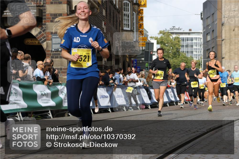 13.09.2026 - 21. swb-Marathon Bremen Strokosch-Dieckow http://msf.ph/oto/10370392 13.09.2026 11:01:09 Ziel 10093, 10263, 10306, 10367, 10368, 10753, 10857, 11055, 11162, 11247, 11343, 11359, 11475, 11540, 11556, 11728, 11797, 11804, 11819, 11959, 12006, 12116, 12397, 12428, 12430, 10647, 10648, 10678, 10892, 11260, 11306, 11751, 11796, 11813, 11816, 11969, 11970, 12062, 12245, 12283, 12390, 12391 meine-sportfotos.de