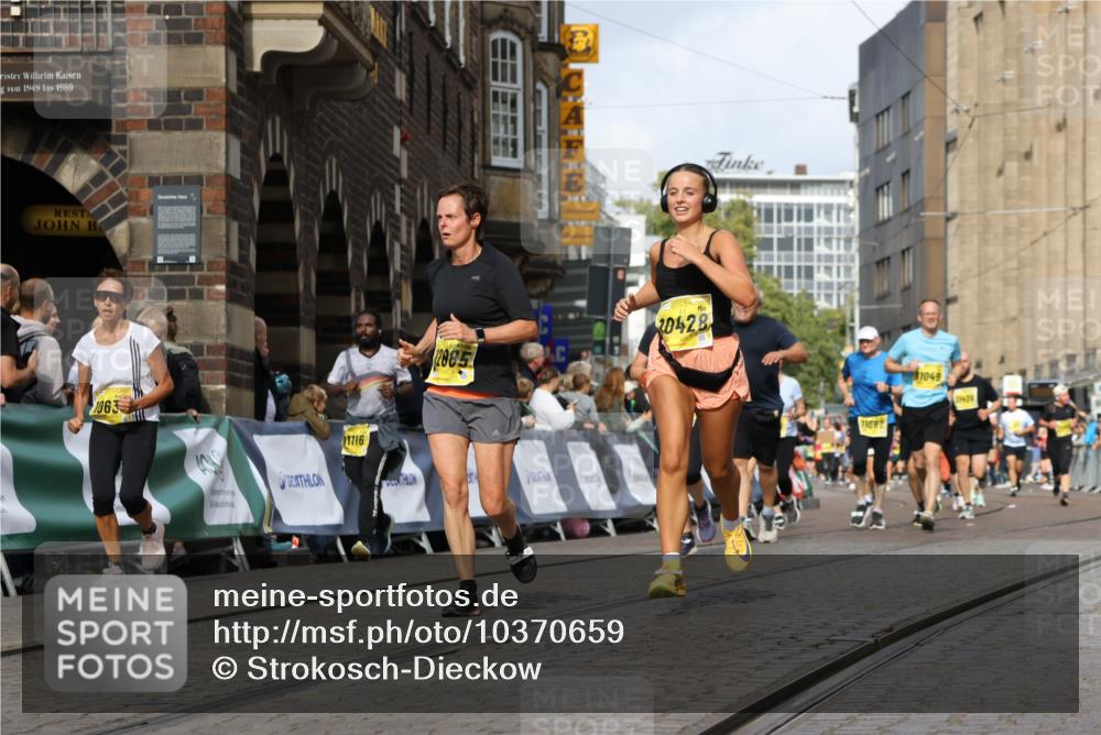 13.09.2026 - 21. swb-Marathon Bremen Strokosch-Dieckow http://msf.ph/oto/10370659 13.09.2026 11:01:11 Ziel 10093, 10263, 10367, 10368, 10428, 10753, 10857, 11055, 11247, 11343, 11359, 11475, 11540, 11556, 11728, 11797, 11804, 11819, 11959, 12006, 12116, 12397, 12428, 10647, 10648, 10678, 11260, 11306, 11459, 11751, 11796, 11813, 11816, 11969, 11970, 12062, 12245, 12283, 12390, 12391 meine-sportfotos.de