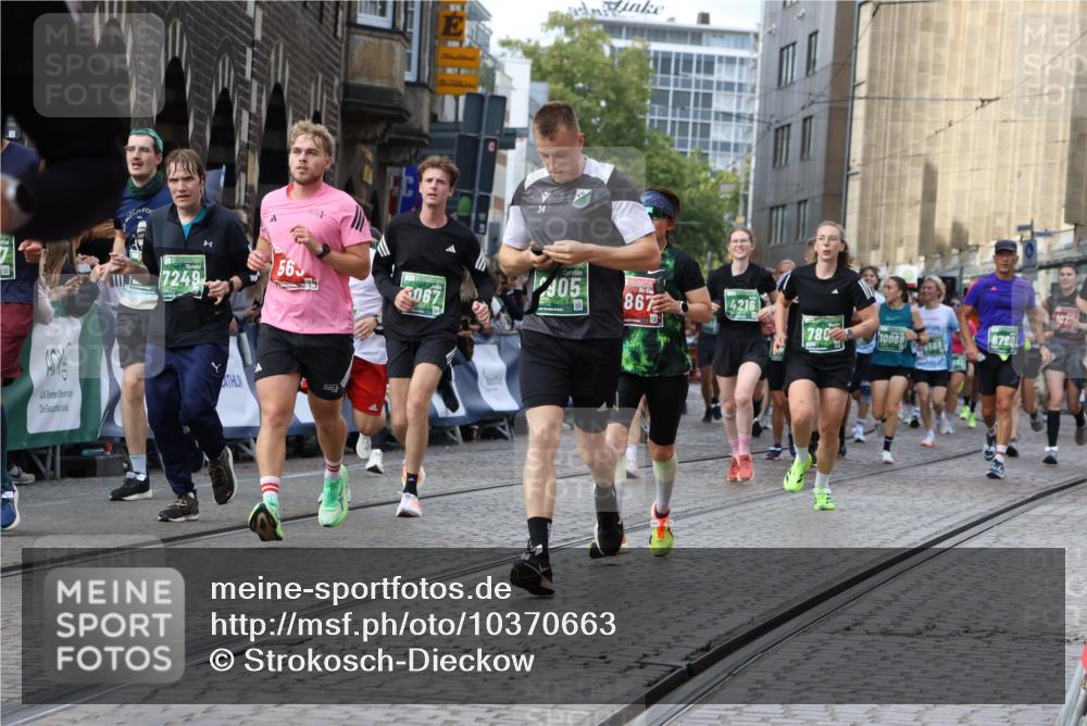 13.09.2026 - 21. swb-Marathon Bremen Strokosch-Dieckow http://msf.ph/oto/10370663 13.09.2026 13:36:28 Ziel 563, 1072, 1867, 2339, 2931, 2949, 3026, 3224, 3291, 3489, 4016, 4989, 5259, 5276, 5800, 6642, 6778, 6874, 6982, 7043, 7256, 7379, 7865, 8227, 8275, 8488, 8511, 8731, 8941, 9026, 9076, 9226, 9243, 9497, 9564, 13179, 13238, 164, 2467, 2673, 2731, 2819, 2823, 3067, 3585, 3815, 4006, 4050, 4182, 4216, 4304, 4414, 4676, 4892, 5061, 5656, 5781, 6280, 6340, 6516, 6527, 6568, 7039, 7229, 7237, 7249, 7344, 7656, 7765, 7808, 8723, 8790, 9776 meine-sportfotos.de