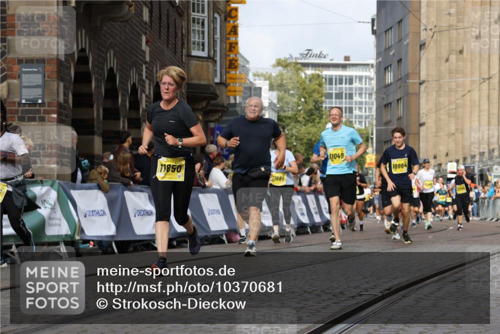 13.09.2026 - 21. swb-Marathon Bremen Strokosch-Dieckow http://msf.ph/oto/10370681 13.09.2026 11:01:13 Ziel 10093, 10367, 10368, 10428, 10753, 10857, 11055, 11247, 11343, 11359, 11475, 11540, 11728, 11797, 11804, 11819, 11959, 12006, 12085, 12116, 12397, 12428, 10560, 10647, 10648, 10678, 11260, 11306, 11459, 11467, 11751, 11788, 11796, 11813, 11816, 11969, 11970, 12047, 12062, 12245, 12390, 12391 meine-sportfotos.de