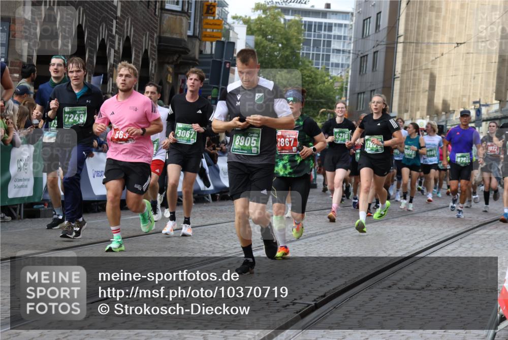 13.09.2026 - 21. swb-Marathon Bremen Strokosch-Dieckow http://msf.ph/oto/10370719 13.09.2026 13:36:28 Ziel 563, 1072, 1867, 2339, 2931, 2949, 3026, 3224, 3291, 3489, 4016, 4989, 5259, 5276, 5800, 6642, 6778, 6874, 6982, 7043, 7256, 7379, 7865, 8227, 8275, 8488, 8511, 8731, 8941, 9026, 9076, 9226, 9243, 9497, 9564, 13179, 13238, 164, 2467, 2673, 2731, 2819, 2823, 3067, 3585, 3815, 4006, 4050, 4182, 4216, 4304, 4414, 4676, 4892, 5061, 5656, 5781, 6280, 6340, 6516, 6527, 6568, 7039, 7229, 7237, 7249, 7344, 7656, 7765, 7808, 8723, 8790, 9776 meine-sportfotos.de