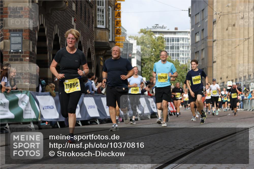13.09.2026 - 21. swb-Marathon Bremen Strokosch-Dieckow http://msf.ph/oto/10370816 13.09.2026 11:01:13 Ziel 10093, 10367, 10368, 10428, 10753, 10857, 11055, 11247, 11343, 11359, 11475, 11540, 11728, 11797, 11804, 11819, 11959, 12006, 12085, 12116, 12397, 12428, 10560, 10647, 10648, 10678, 11260, 11306, 11459, 11467, 11751, 11788, 11796, 11813, 11816, 11969, 11970, 12047, 12062, 12245, 12390, 12391 meine-sportfotos.de