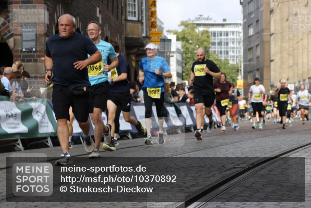 13.09.2026 - 21. swb-Marathon Bremen Strokosch-Dieckow http://msf.ph/oto/10370892 13.09.2026 11:01:15 Ziel 10093, 10367, 10368, 10428, 10639, 10753, 10857, 11055, 11247, 11359, 11540, 11728, 11797, 11804, 11819, 11850, 11959, 12006, 12085, 12116, 12397, 12428, 10181, 10560, 10647, 10648, 10678, 11459, 11467, 11550, 11551, 11666, 11788, 11796, 11798, 11813, 11969, 11970, 12047, 12062 meine-sportfotos.de