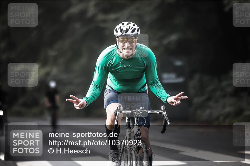 13.09.2026 - Stadtparktriathlon H.Heesch http://msf.ph/oto/10370923 13.09.2026 10:50:27 Radfahren 478, 480, 555 meine-sportfotos.de