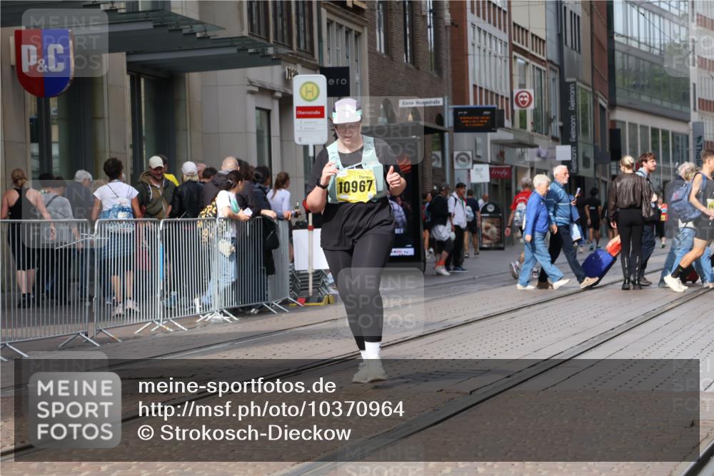 13.09.2026 - 21. swb-Marathon Bremen Strokosch-Dieckow http://msf.ph/oto/10370964 13.09.2026 11:30:53 Ziel 10967, 12535 meine-sportfotos.de