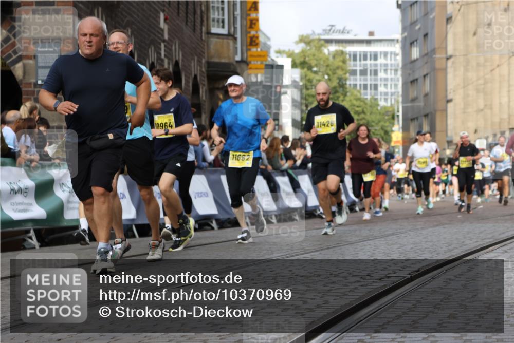 13.09.2026 - 21. swb-Marathon Bremen Strokosch-Dieckow http://msf.ph/oto/10370969 13.09.2026 11:01:15 Ziel 10093, 10367, 10368, 10428, 10639, 10753, 10857, 11055, 11247, 11359, 11540, 11728, 11797, 11804, 11819, 11850, 11959, 12006, 12085, 12116, 12397, 12428, 10181, 10560, 10647, 10648, 10678, 11459, 11467, 11550, 11551, 11666, 11788, 11796, 11798, 11813, 11969, 11970, 12047, 12062 meine-sportfotos.de