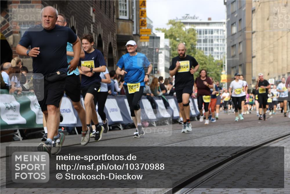 13.09.2026 - 21. swb-Marathon Bremen Strokosch-Dieckow http://msf.ph/oto/10370988 13.09.2026 11:01:15 Ziel 10093, 10367, 10368, 10428, 10639, 10753, 10857, 11055, 11247, 11359, 11540, 11728, 11797, 11804, 11819, 11850, 11959, 12006, 12085, 12116, 12397, 12428, 10181, 10560, 10647, 10648, 10678, 11459, 11467, 11550, 11551, 11666, 11788, 11796, 11798, 11813, 11969, 11970, 12047, 12062 meine-sportfotos.de