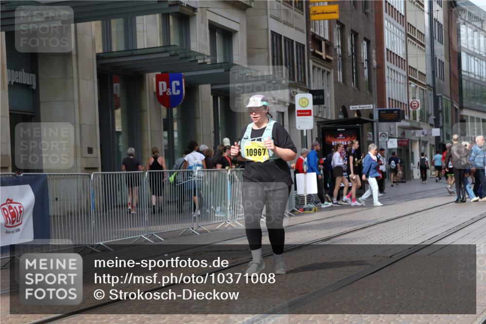 13.09.2026 - 21. swb-Marathon Bremen Strokosch-Dieckow http://msf.ph/oto/10371008 13.09.2026 11:30:54 Ziel 10967, 12535 meine-sportfotos.de