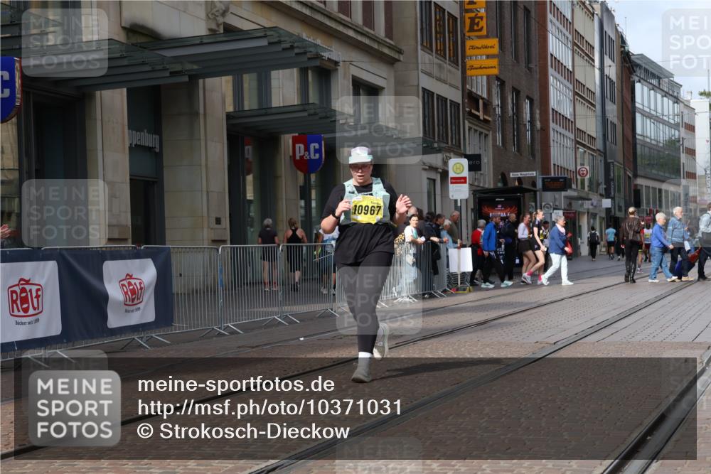 13.09.2026 - 21. swb-Marathon Bremen Strokosch-Dieckow http://msf.ph/oto/10371031 13.09.2026 11:30:55 Ziel 10967, 12535 meine-sportfotos.de