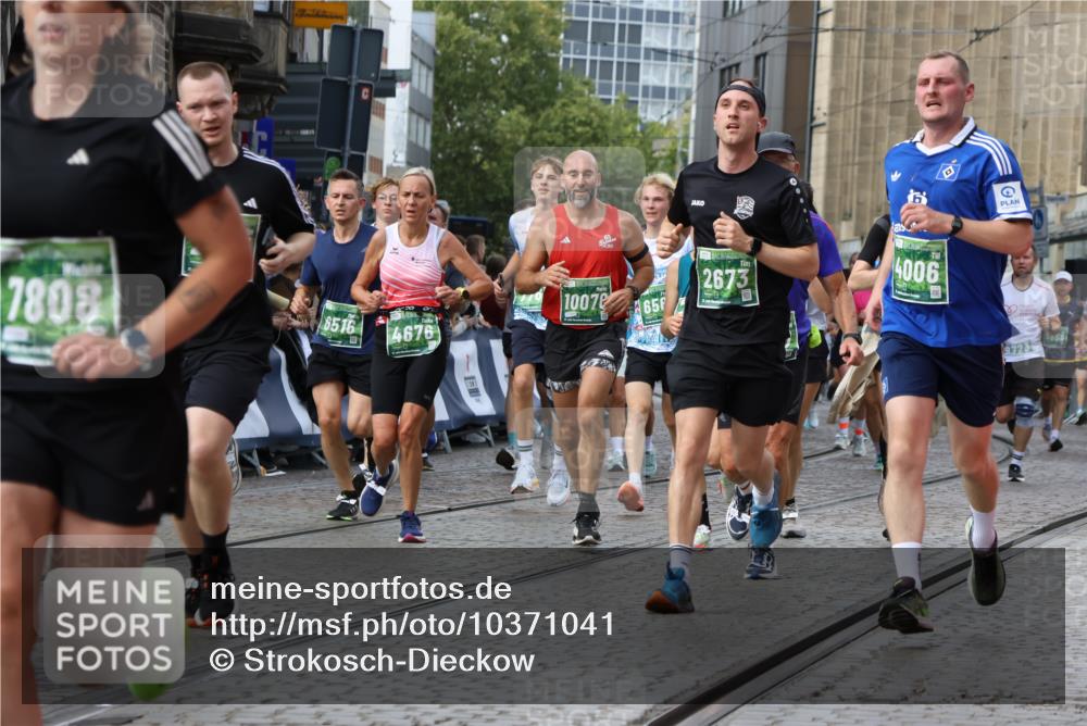 13.09.2026 - 21. swb-Marathon Bremen Strokosch-Dieckow http://msf.ph/oto/10371041 13.09.2026 13:36:31 Ziel 563, 1072, 1867, 2339, 2931, 2949, 3224, 3291, 3489, 3591, 4643, 4989, 5259, 5800, 6642, 6778, 6982, 7043, 7256, 7379, 7865, 8227, 8275, 8488, 8511, 8731, 8941, 9026, 9076, 9226, 9497, 9564, 13038, 13238, 164, 1936, 2673, 2731, 2819, 2823, 3585, 3815, 4006, 4050, 4182, 4216, 4304, 4414, 4676, 4892, 5061, 5447, 5656, 5823, 6050, 6280, 6340, 6516, 6568, 7039, 7229, 7237, 7344, 7656, 7765, 8685, 8723, 8790, 9658, 9776, 9807 meine-sportfotos.de