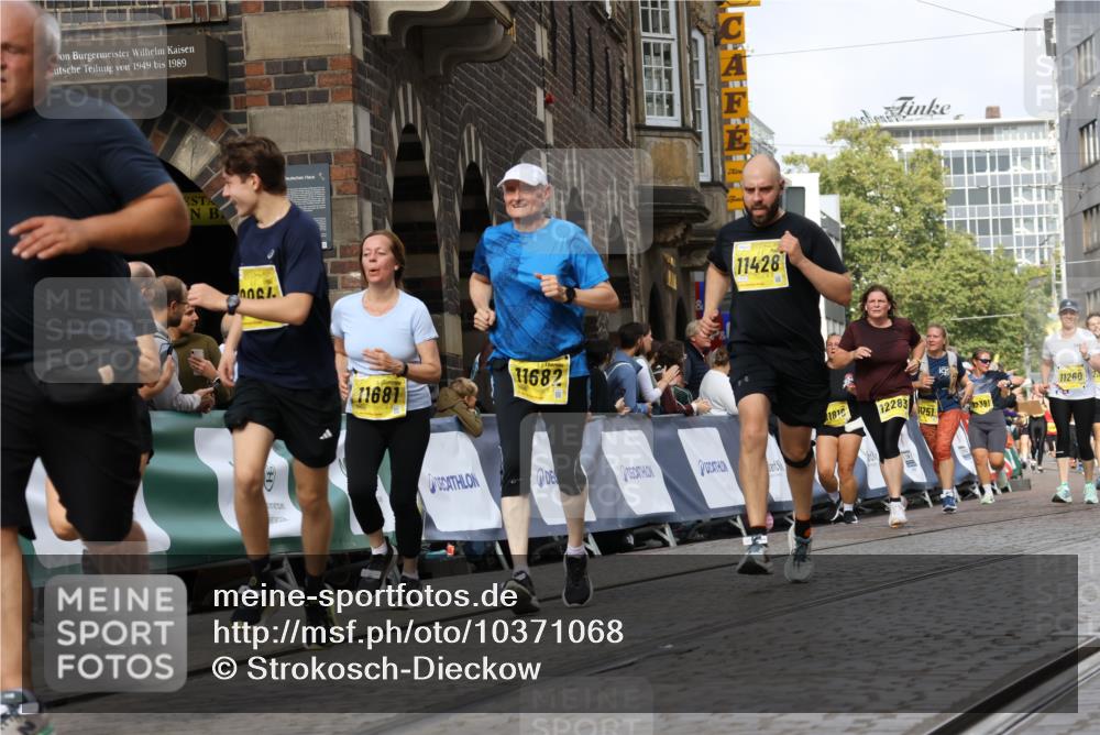 13.09.2026 - 21. swb-Marathon Bremen Strokosch-Dieckow http://msf.ph/oto/10371068 13.09.2026 11:01:17 Ziel 10093, 10367, 10368, 10428, 10639, 10753, 10857, 11049, 11055, 11116, 11247, 11359, 11540, 11728, 11804, 11819, 11850, 12006, 12085, 12116, 12397, 12428, 10181, 10560, 10647, 10648, 10678, 11324, 11459, 11467, 11550, 11551, 11666, 11788, 11796, 11798, 11969, 11970, 12047, 12062 meine-sportfotos.de