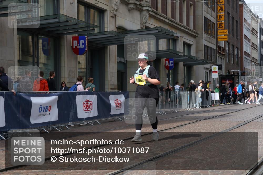 13.09.2026 - 21. swb-Marathon Bremen Strokosch-Dieckow http://msf.ph/oto/10371087 13.09.2026 11:30:56 Ziel 10967, 12535 meine-sportfotos.de