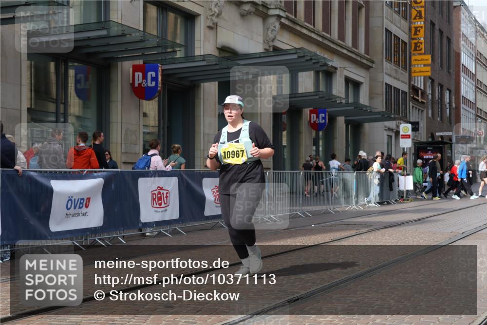 13.09.2026 - 21. swb-Marathon Bremen Strokosch-Dieckow http://msf.ph/oto/10371113 13.09.2026 11:30:56 Ziel 10967, 12535 meine-sportfotos.de
