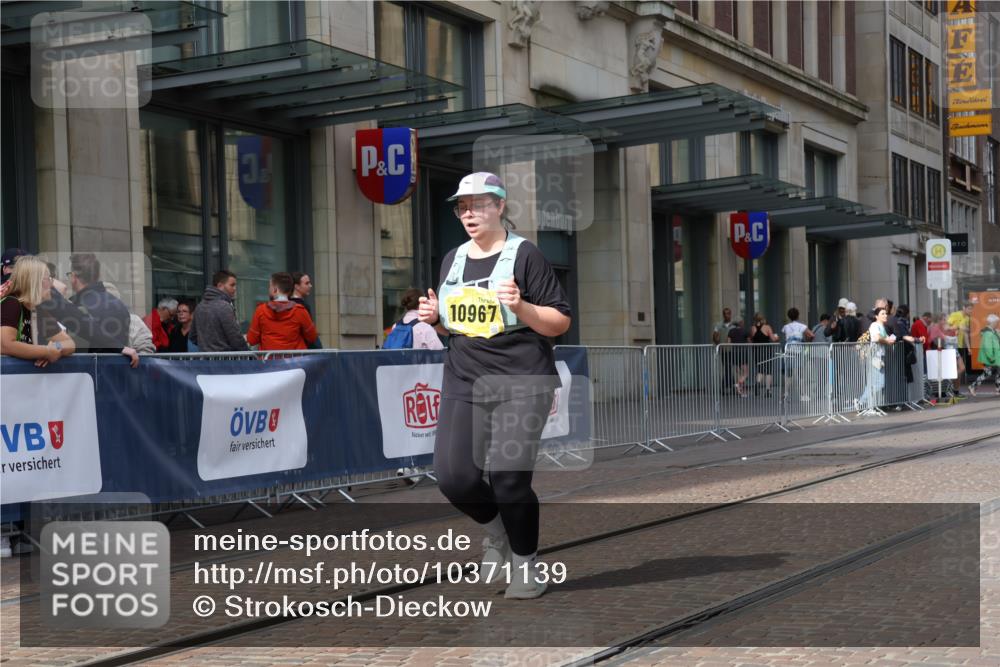 13.09.2026 - 21. swb-Marathon Bremen Strokosch-Dieckow http://msf.ph/oto/10371139 13.09.2026 11:30:56 Ziel 10967, 12535 meine-sportfotos.de
