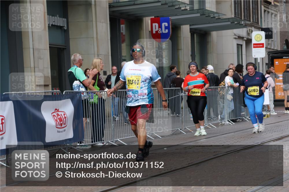 13.09.2026 - 21. swb-Marathon Bremen Strokosch-Dieckow http://msf.ph/oto/10371152 13.09.2026 11:31:33 Ziel 10317, 11341, 11807, 12163 meine-sportfotos.de