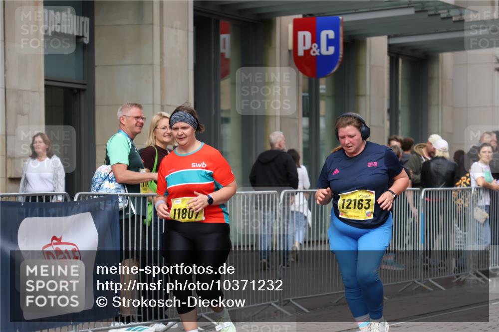 13.09.2026 - 21. swb-Marathon Bremen Strokosch-Dieckow http://msf.ph/oto/10371232 13.09.2026 11:31:36 Ziel 10317, 11341, 11807, 12163 meine-sportfotos.de
