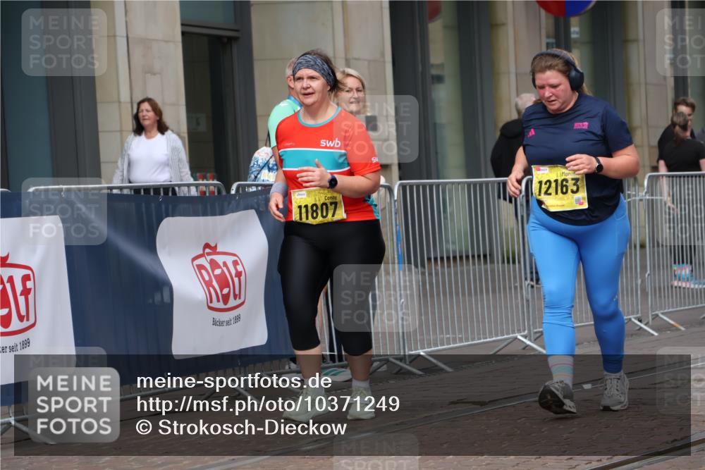 13.09.2026 - 21. swb-Marathon Bremen Strokosch-Dieckow http://msf.ph/oto/10371249 13.09.2026 11:31:36 Ziel 10317, 11341, 11807, 12163 meine-sportfotos.de