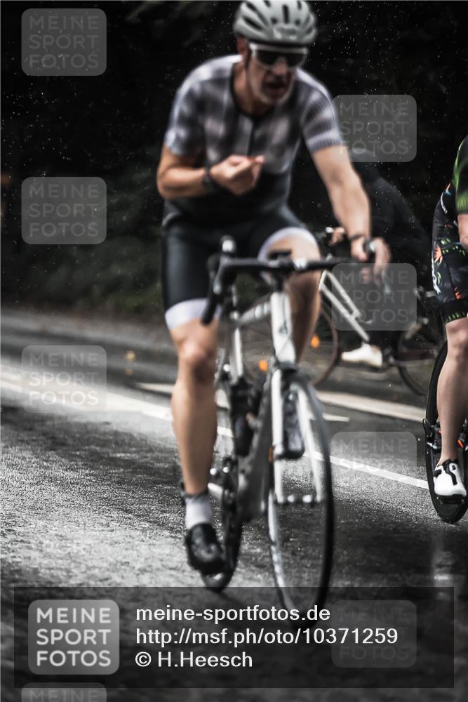 13.09.2026 - Stadtparktriathlon H.Heesch http://msf.ph/oto/10371259 13.09.2026 12:06:54 Radfahren 895, 922, 986, 1066 meine-sportfotos.de