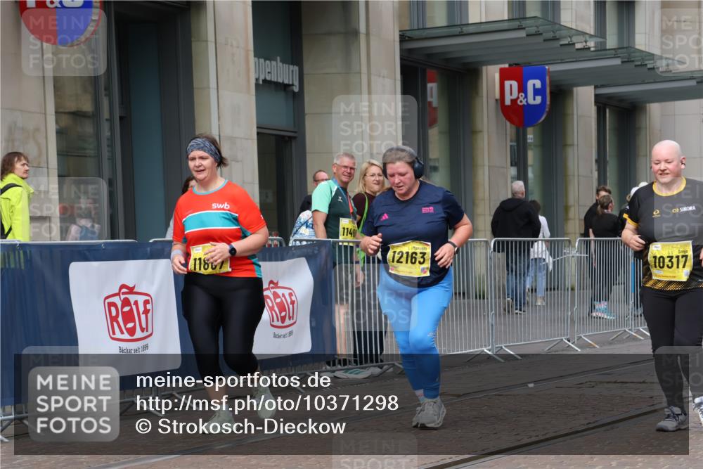 13.09.2026 - 21. swb-Marathon Bremen Strokosch-Dieckow http://msf.ph/oto/10371298 13.09.2026 11:31:37 Ziel 10317, 11341, 11807, 12163 meine-sportfotos.de