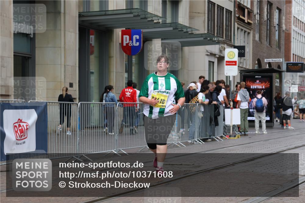 13.09.2026 - 21. swb-Marathon Bremen Strokosch-Dieckow http://msf.ph/oto/10371608 13.09.2026 11:32:25 Ziel 12416 meine-sportfotos.de