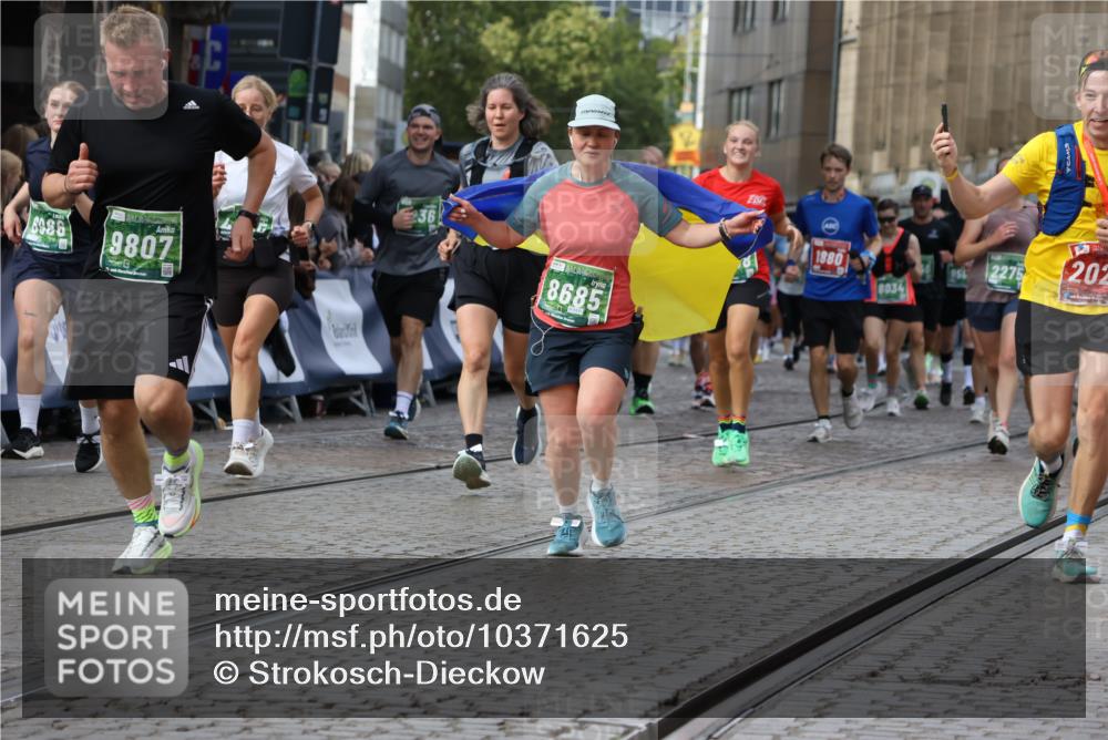 13.09.2026 - 21. swb-Marathon Bremen Strokosch-Dieckow http://msf.ph/oto/10371625 13.09.2026 13:36:45 Ziel 164, 372, 900, 1738, 1880, 2467, 2673, 2692, 2700, 2731, 2823, 3067, 3410, 3585, 3591, 4006, 4049, 4182, 4216, 4643, 4989, 5781, 6527, 6642, 6778, 7249, 7344, 7379, 7808, 7865, 8511, 8525, 8731, 8905, 8941, 9427, 9899, 10068, 10070, 13038, 551, 813, 843, 1641, 1849, 2241, 2275, 2930, 3122, 3541, 3635, 3787, 3874, 3909, 3998, 4261, 4335, 4410, 5236, 5355, 5447, 6056, 6269, 6408, 6966, 7046, 7398, 7445, 7640, 8034, 8498, 8685, 9331 meine-sportfotos.de