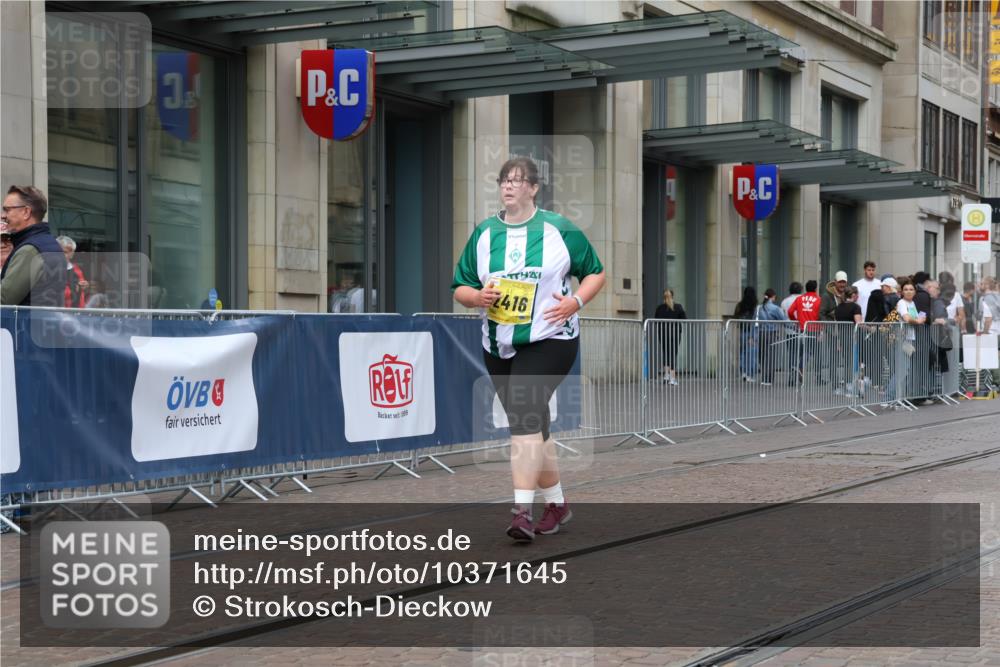 13.09.2026 - 21. swb-Marathon Bremen Strokosch-Dieckow http://msf.ph/oto/10371645 13.09.2026 11:32:27 Ziel 12416 meine-sportfotos.de