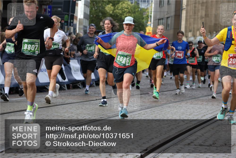 13.09.2026 - 21. swb-Marathon Bremen Strokosch-Dieckow http://msf.ph/oto/10371651 13.09.2026 13:36:45 Ziel 164, 372, 900, 1738, 1880, 2467, 2673, 2692, 2700, 2731, 2823, 3067, 3410, 3585, 3591, 4006, 4049, 4182, 4216, 4643, 4989, 5781, 6527, 6642, 6778, 7249, 7344, 7379, 7808, 7865, 8511, 8525, 8731, 8905, 8941, 9427, 9899, 10068, 10070, 13038, 551, 813, 843, 1641, 1849, 2241, 2275, 2930, 3122, 3541, 3635, 3787, 3874, 3909, 3998, 4261, 4335, 4410, 5236, 5355, 5447, 6056, 6269, 6408, 6966, 7046, 7398, 7445, 7640, 8034, 8498, 8685, 9331 meine-sportfotos.de