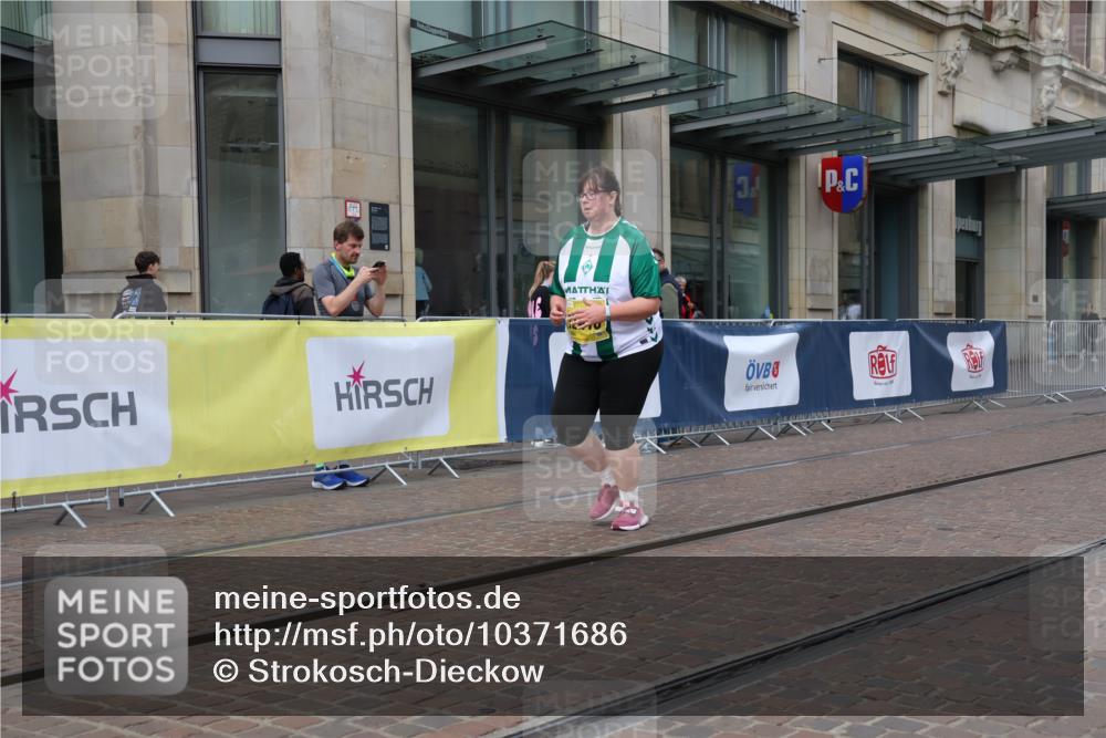 13.09.2026 - 21. swb-Marathon Bremen Strokosch-Dieckow http://msf.ph/oto/10371686 13.09.2026 11:32:29 Ziel 12416 meine-sportfotos.de