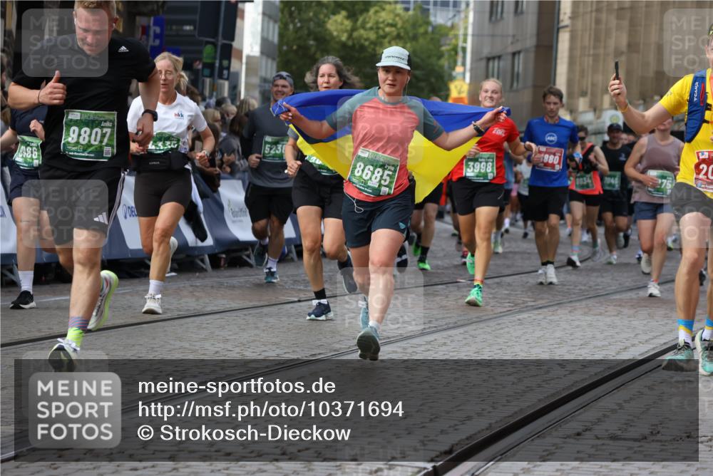 13.09.2026 - 21. swb-Marathon Bremen Strokosch-Dieckow http://msf.ph/oto/10371694 13.09.2026 13:36:45 Ziel 164, 372, 900, 1738, 1880, 2467, 2673, 2692, 2700, 2731, 2823, 3067, 3410, 3585, 3591, 4006, 4049, 4182, 4216, 4643, 4989, 5781, 6527, 6642, 6778, 7249, 7344, 7379, 7808, 7865, 8511, 8525, 8731, 8905, 8941, 9427, 9899, 10068, 10070, 13038, 551, 813, 843, 1641, 1849, 2241, 2275, 2930, 3122, 3541, 3635, 3787, 3874, 3909, 3998, 4261, 4335, 4410, 5236, 5355, 5447, 6056, 6269, 6408, 6966, 7046, 7398, 7445, 7640, 8034, 8498, 8685, 9331 meine-sportfotos.de