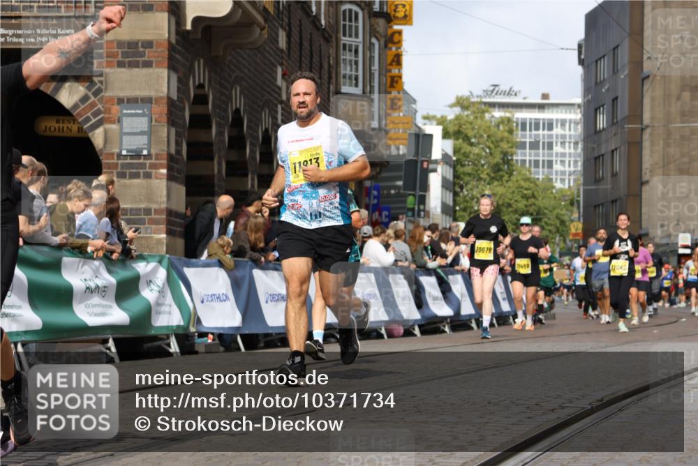 13.09.2026 - 21. swb-Marathon Bremen Strokosch-Dieckow http://msf.ph/oto/10371734 13.09.2026 11:01:26 Ziel 10093, 10428, 10639, 10753, 10892, 10964, 10965, 11049, 11116, 11260, 11306, 11428, 11540, 11681, 11682, 11728, 11751, 11816, 11850, 12085, 12116, 12241, 12245, 12283, 12390, 12391, 12428, 10181, 10251, 10332, 10497, 10560, 11075, 11150, 11305, 11324, 11467, 11550, 11551, 11666, 11788, 11798, 11985, 11986, 12047 meine-sportfotos.de