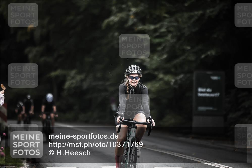 13.09.2026 - Stadtparktriathlon H.Heesch http://msf.ph/oto/10371769 13.09.2026 13:26:43 Radfahren 1321, 1329, 1374, 1380 meine-sportfotos.de