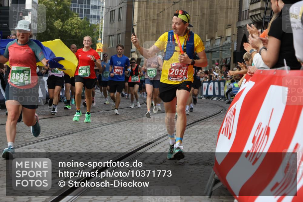 13.09.2026 - 21. swb-Marathon Bremen Strokosch-Dieckow http://msf.ph/oto/10371773 13.09.2026 13:36:46 Ziel 164, 372, 900, 1738, 1880, 2467, 2673, 2692, 2700, 2731, 2823, 3067, 3410, 3585, 3591, 4006, 4049, 4182, 4216, 4643, 5781, 6516, 6527, 6568, 6642, 6778, 7249, 7344, 7808, 7865, 8525, 8731, 8790, 8905, 9427, 9899, 10068, 10070, 13038, 551, 813, 843, 1285, 1641, 1849, 2241, 2275, 2930, 3122, 3541, 3635, 3787, 3874, 3909, 3998, 4261, 4335, 4410, 5236, 5355, 6056, 6269, 6408, 6431, 6966, 7046, 7398, 7445, 7640, 8034, 8498, 9331 meine-sportfotos.de