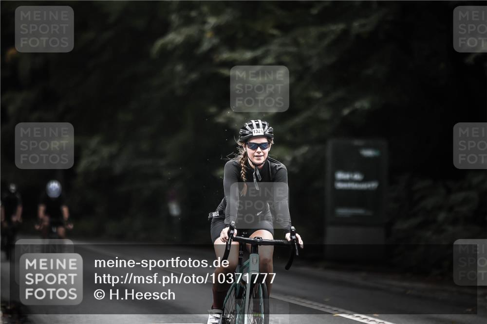13.09.2026 - Stadtparktriathlon H.Heesch http://msf.ph/oto/10371777 13.09.2026 13:26:43 Radfahren 1321, 1329, 1374, 1380 meine-sportfotos.de
