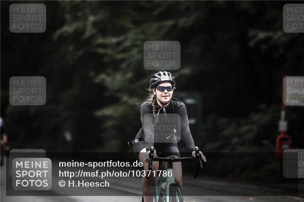 13.09.2026 - Stadtparktriathlon H.Heesch http://msf.ph/oto/10371786 13.09.2026 13:26:43 Radfahren 1321, 1329, 1374, 1380 meine-sportfotos.de